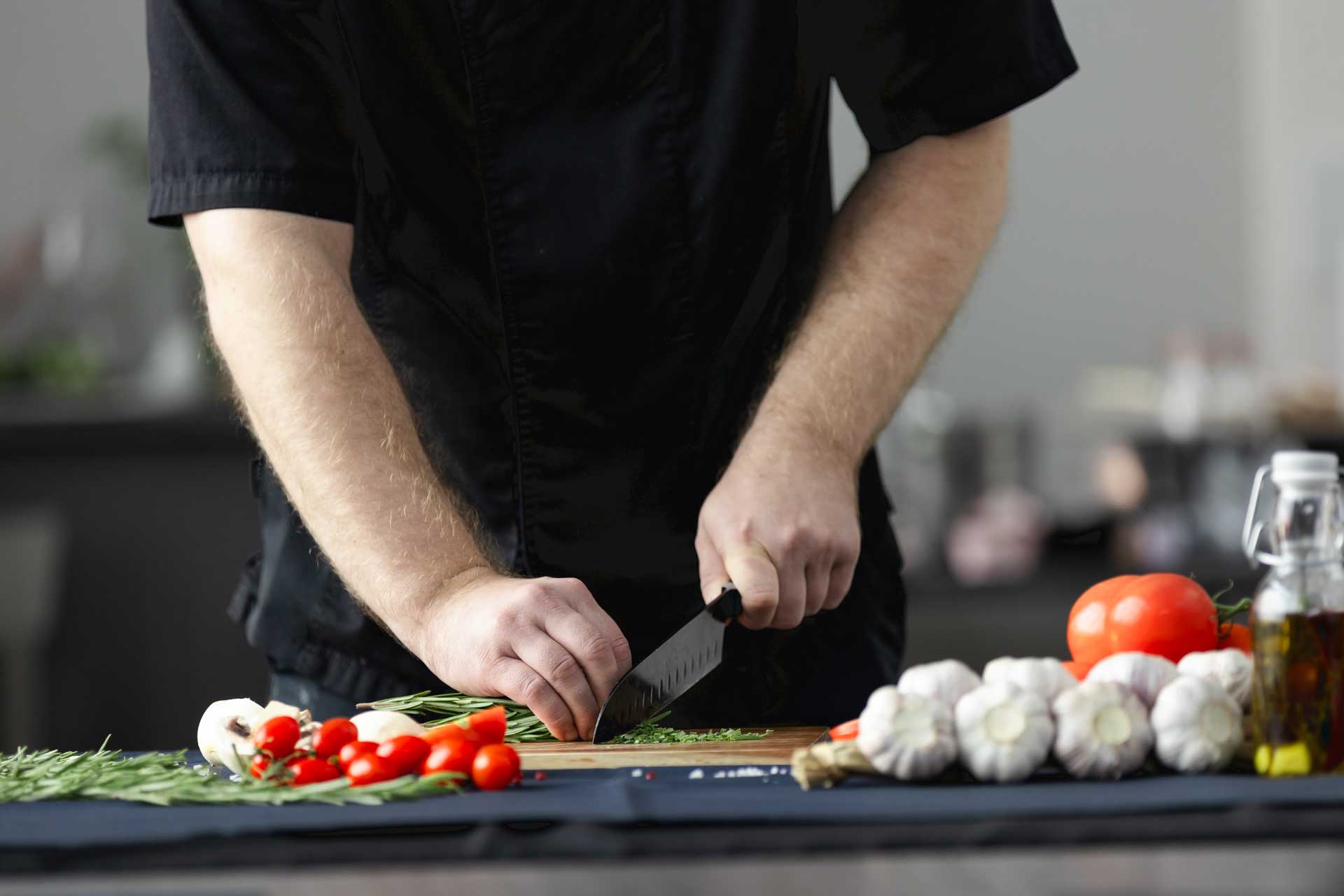 Ninan Keittiö ravintola, kokki pilkkoo tuoreita raaka-aineita